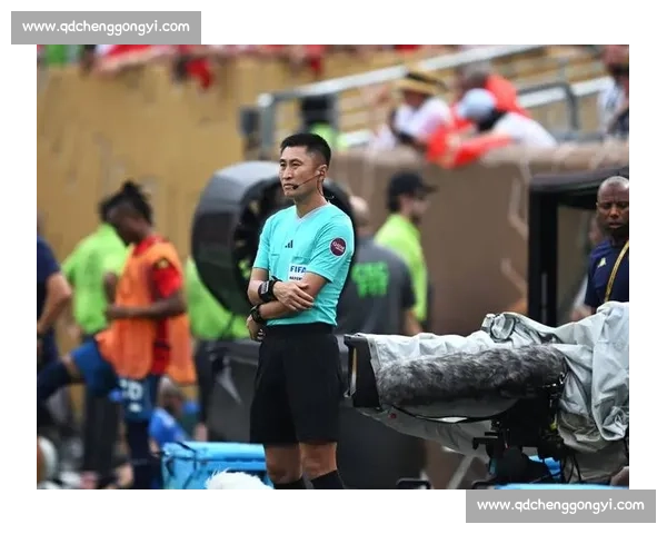 中国裁判马宁携海信 VAR 亮相世俱杯 执法与科技双突破 中国裁判马宁携海信 VAR 亮相世俱杯 执法与科技双突破
